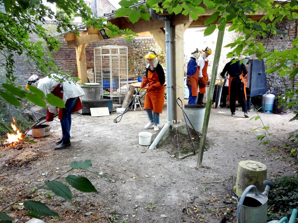 Stage Raku - Sortie du four raku - Aventure découverte avec le feu - Atelier Jules Verne - Florence Lemiegre