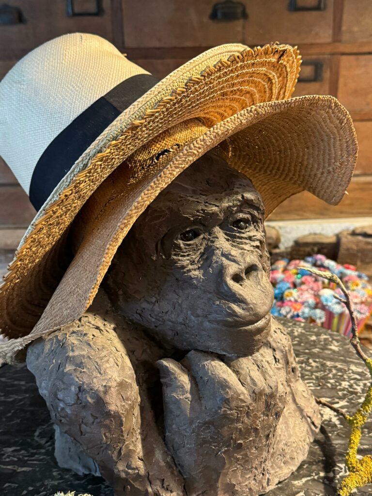 Georgette, sculpture d'une gorille, création de Florence Lemiegre, Atelier Jules Verne, atelier de sculpture modelage, Seine-Maritime, Petit-Caux, Normandie, chapeau de soleil